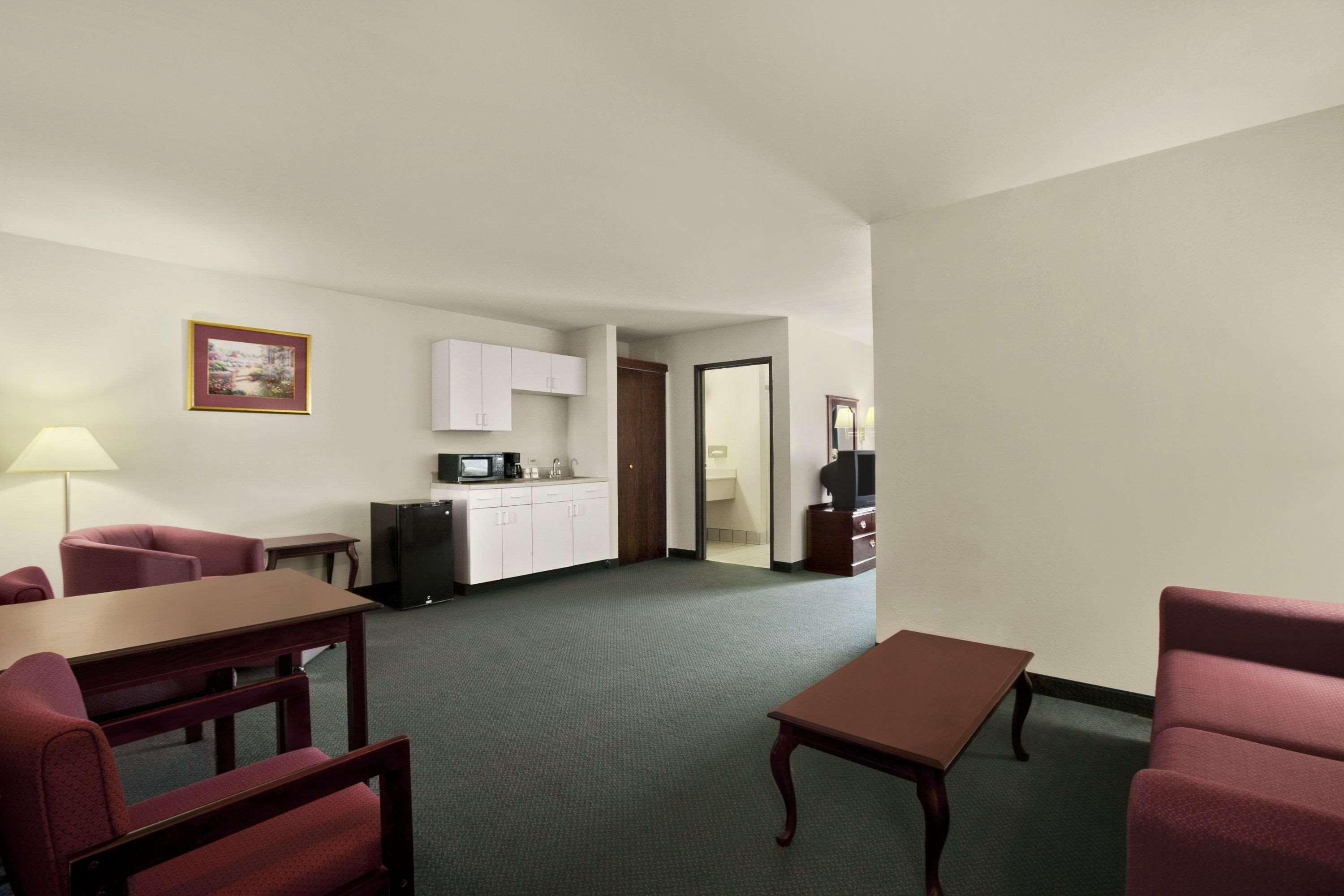 Days Inn & Suites By Wyndham Romeoville Exterior photo